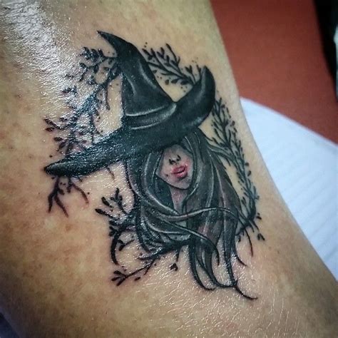 tatuaje silueta bruja|44 Tatuajes de Brujas